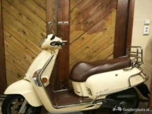 Mooie retro scooter kymco 