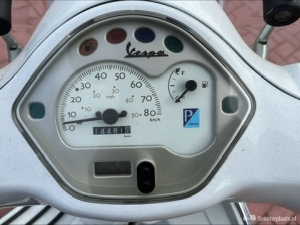 Vespa LX 50 wit