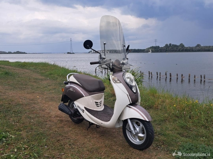 Sym Mio 50 (Geel kenteken) - Scooterplaats