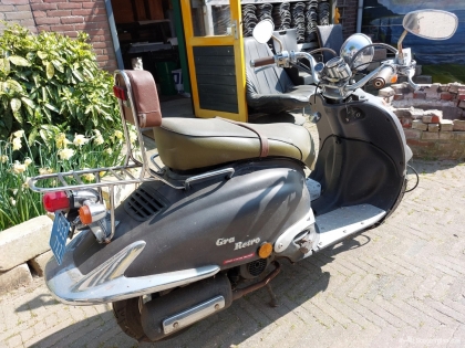 Retro scooter grijs