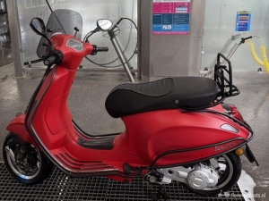 Vespa Primavera rood