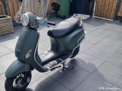 Mooi mat groene snorscooter te koop