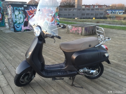 Retro scooter matzwart