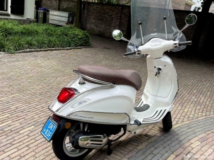 Vespa Primavera wit