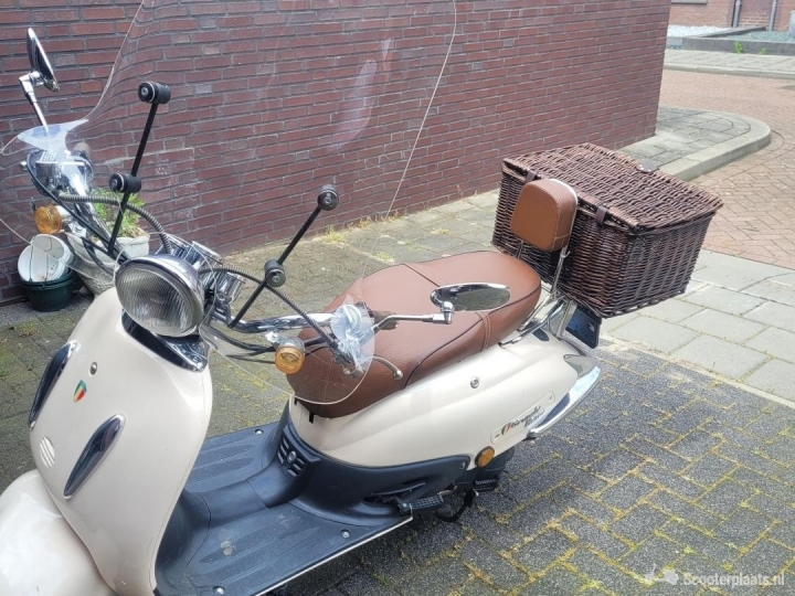 Retro scooter beige