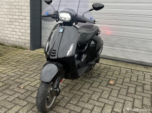 Vespa sprint 2021 glans zwart 