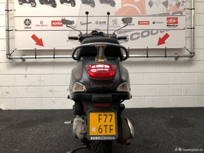 Vespa S matzwart