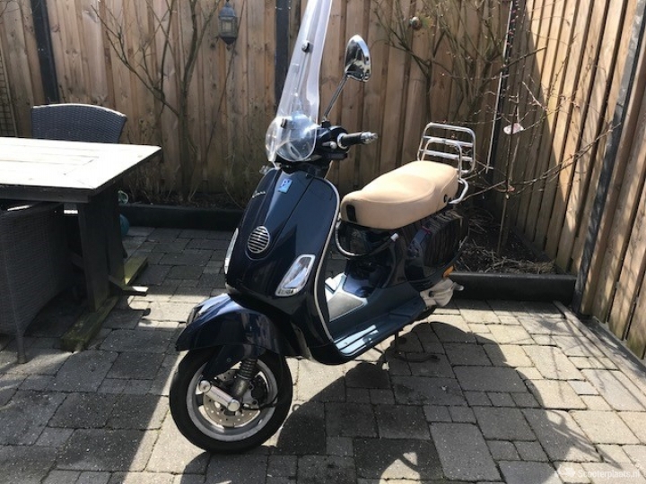Vespa LX 50 2t donkerblauw - Scooterplaats