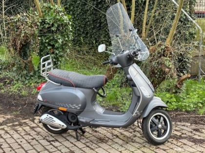 Vespa S grijs