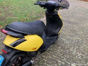 Piaggio Zip geel