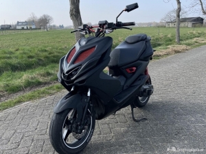 Yamaha aerox naked r met veel accesoires