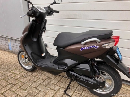 Yamaha NeoS bruin