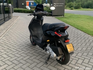 Piaggio Zip zwart