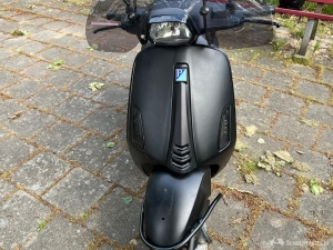 Vespa Sprint matzwart