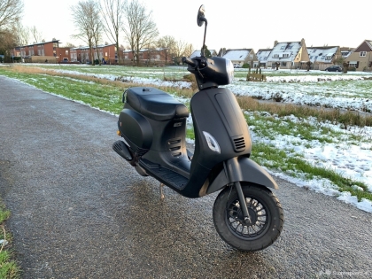 Scooter><Mat zwart><Geel kenteken