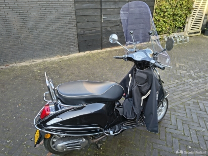 Vespa Primavera zwart