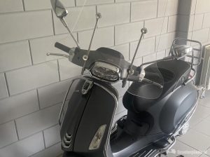 Hele mooie Vespa print mat grijs 