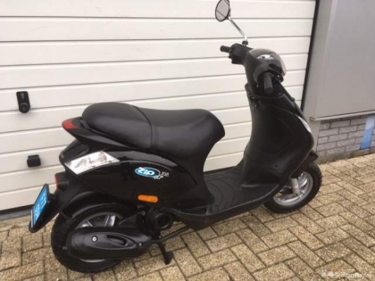 Piaggio Zip zwart