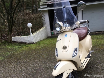 Vespa LXV beige