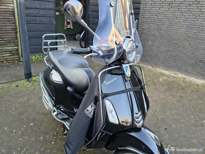 Vespa Primavera zwart