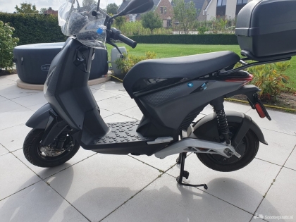 ZGAN Piaggio 1 met windscherm en topkoffer