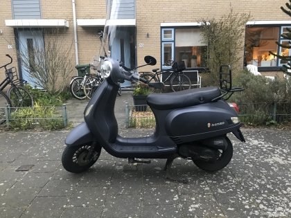 senzo riva rivalux snorscooter - Scooterplaats