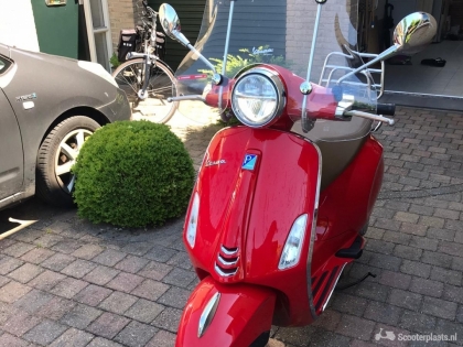 Vespa Primavera rood