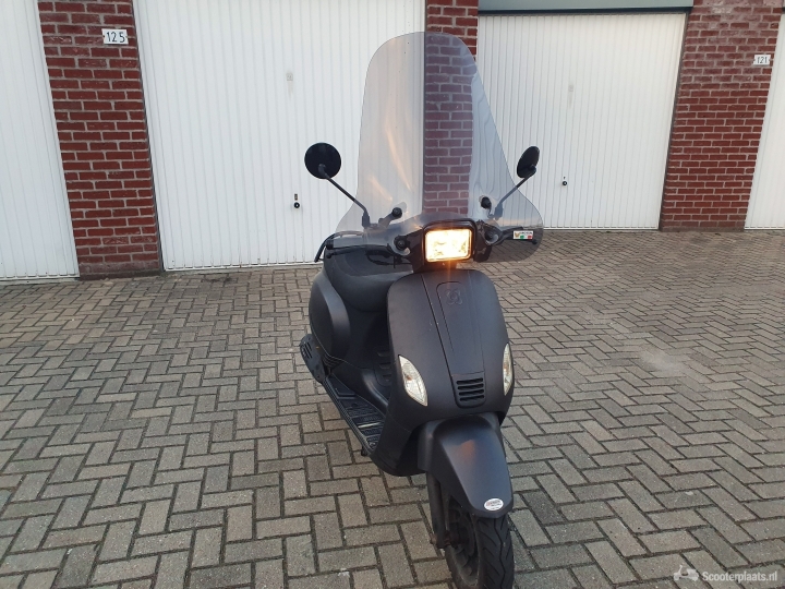 AGM VX50S Scooter Matzwart | Windscherm - Scooterplaats