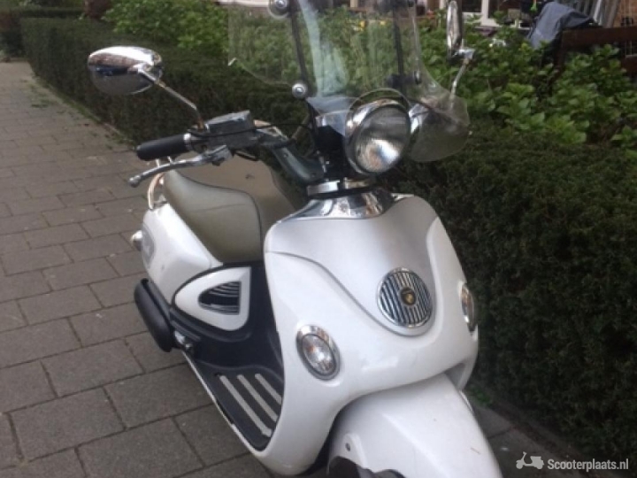 Znen Flash Retro Scooter 2012 - Scooterplaats