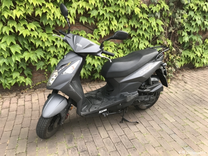 Goed onderhouden matt grijze SYM Orbit II - Scooterplaats
